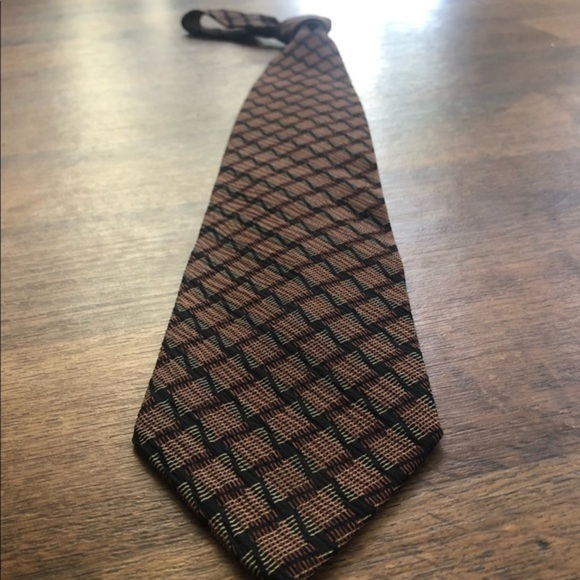 Giorgio Armani Classic Textured Silk Tie - Picture 4 of 8